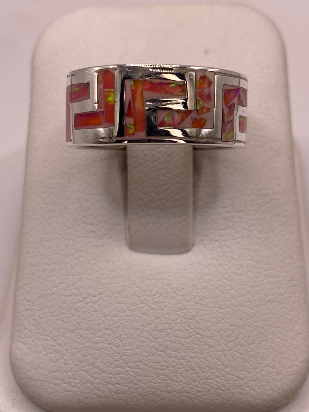 Anillo Plata Ley 950 con Ópalo de Fuego Rosado Diseño Geométrico Tipo Greca, vista de detalle