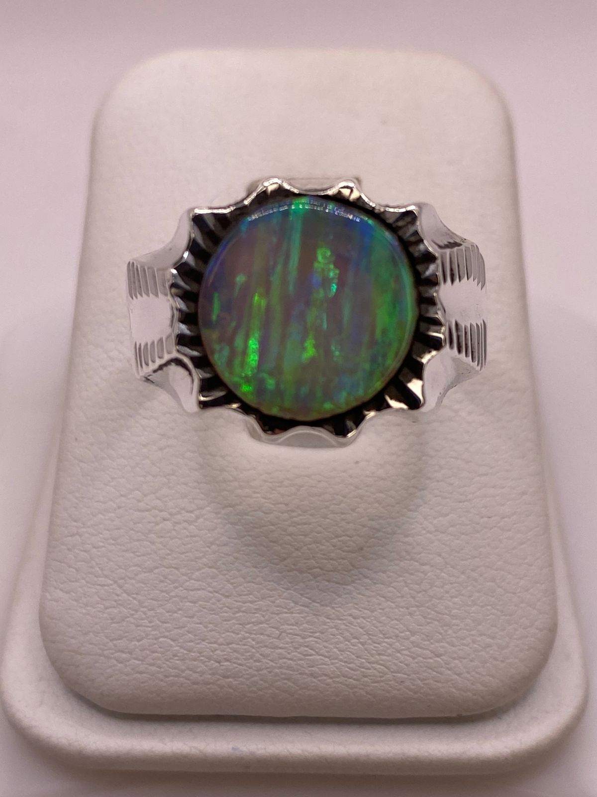 Anillo en Plata Ley 950 con Ópalo de Fuego Verde Diseño Circular Artesanal, vista lateral
