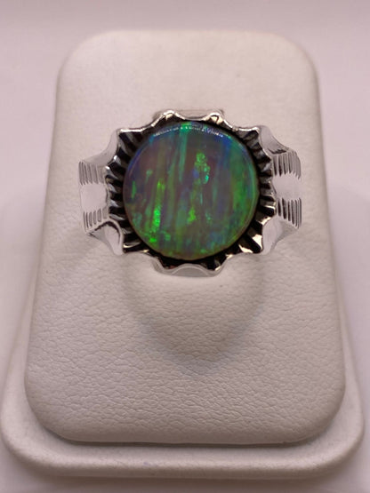 Anillo en Plata Ley 950 con Ópalo de Fuego Verde Diseño Circular Artesanal, vista lateral