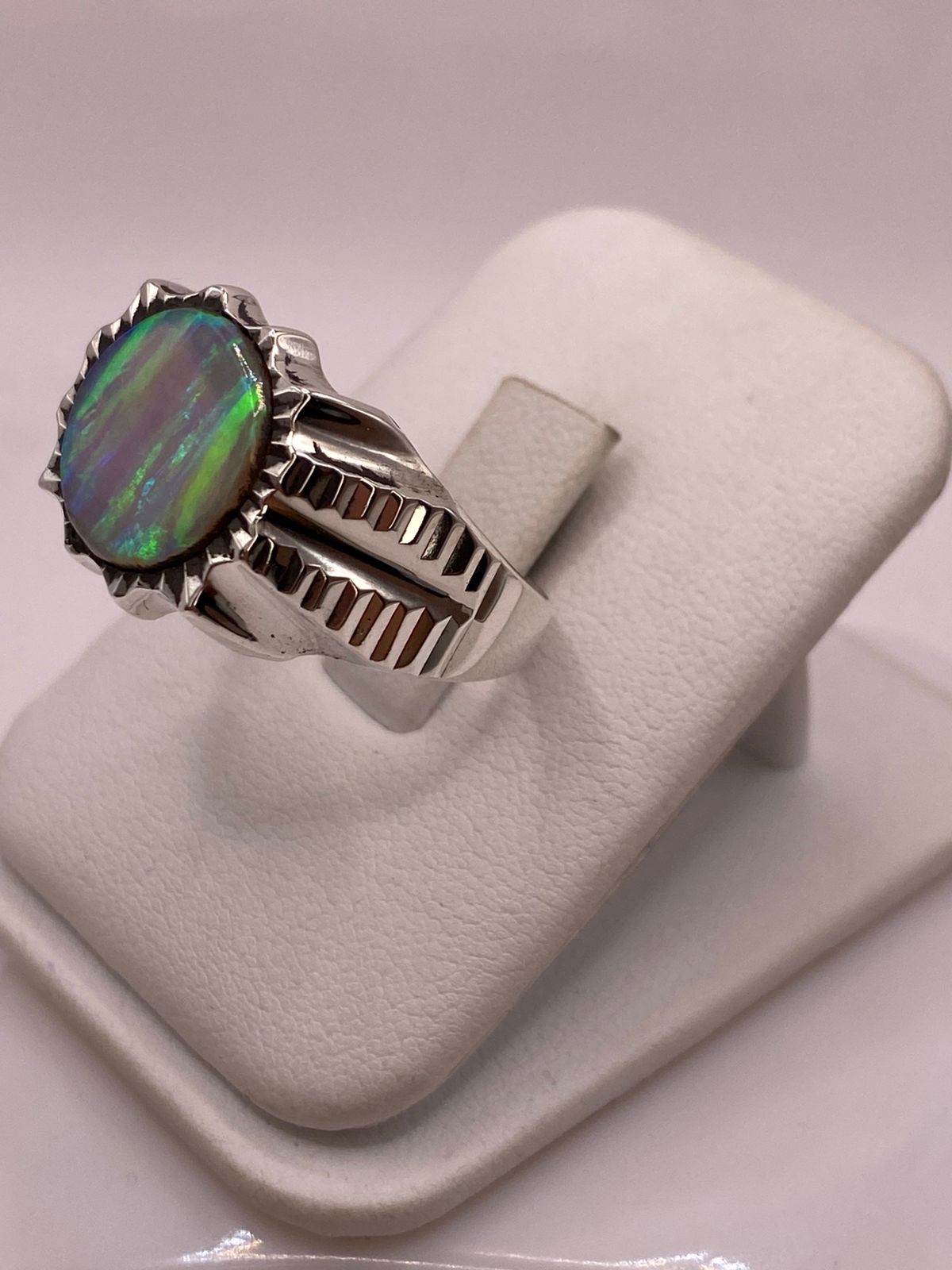 Anillo en Plata Ley 950 con Ópalo de Fuego Verde Diseño Circular Artesanal, vista frontal