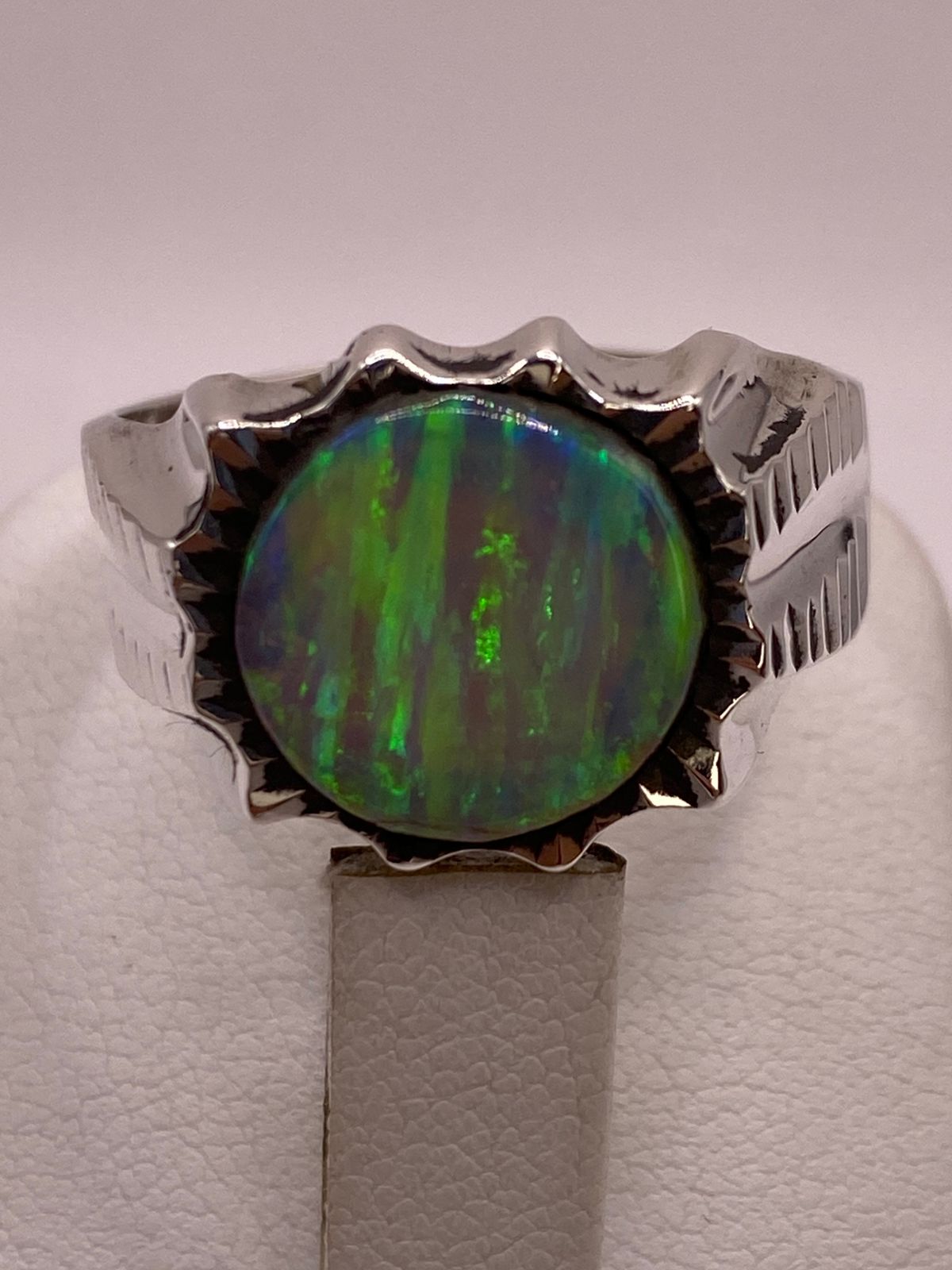 Anillo en Plata Ley 950 con Ópalo de Fuego Verde Diseño Circular Artesanal, vista de detalle