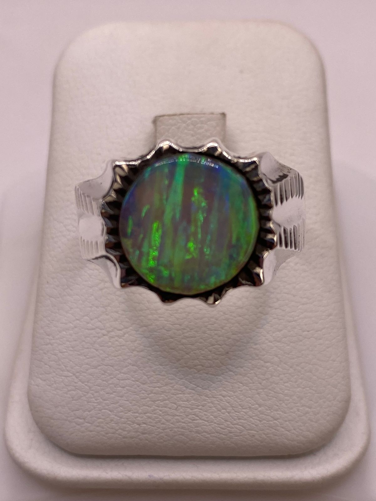 Anillo en Plata Ley 950 con Ópalo de Fuego Verde Diseño Circular Artesanal — ángulo diagonal