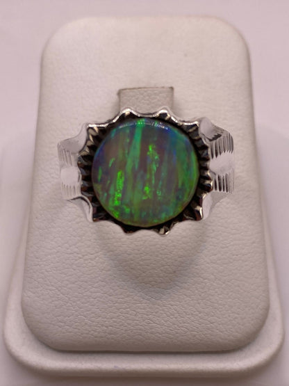 Anillo en Plata Ley 950 con Ópalo de Fuego Verde Diseño Circular Artesanal — ángulo diagonal
