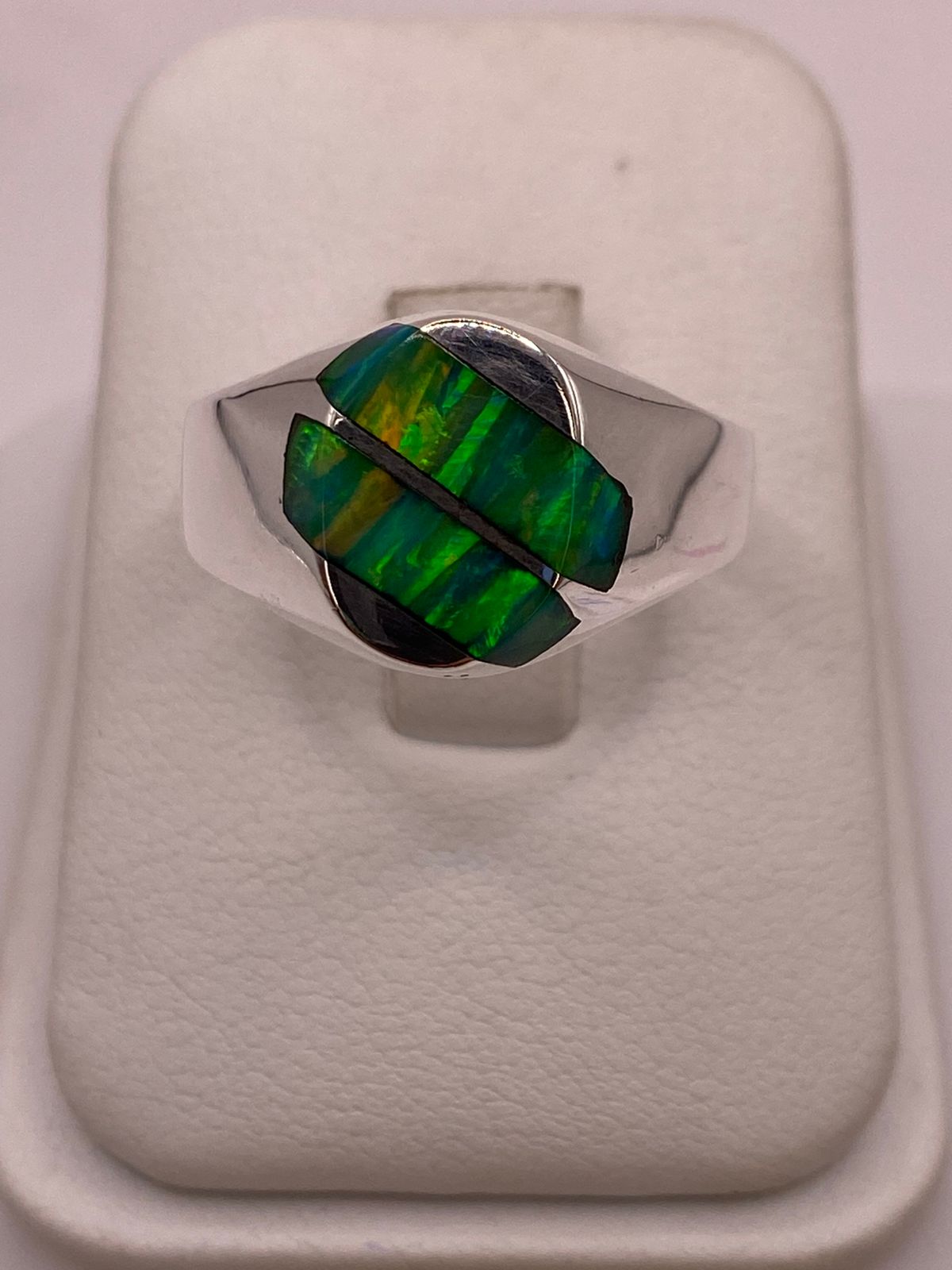 Anillo Plata Ley 950 con Ópalo de Fuego Verde Diseño Ovalado Dividido en báscula mostrando peso