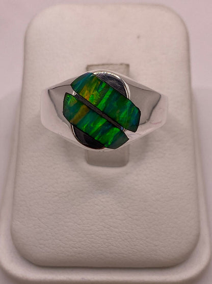 Anillo Plata Ley 950 con Ópalo de Fuego Verde Diseño Ovalado Dividido en báscula mostrando peso