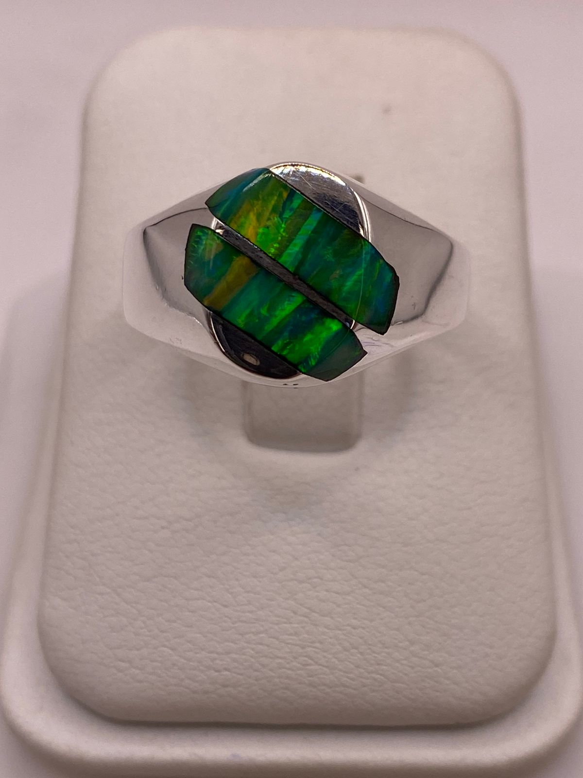 Anillo Plata Ley 950 con Ópalo de Fuego Verde Diseño Ovalado Dividido, vista frontal