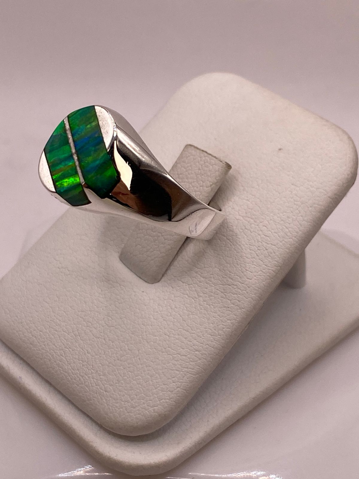 Anillo Plata Ley 950 con Ópalo de Fuego Verde Diseño Ovalado Dividido, vista lateral