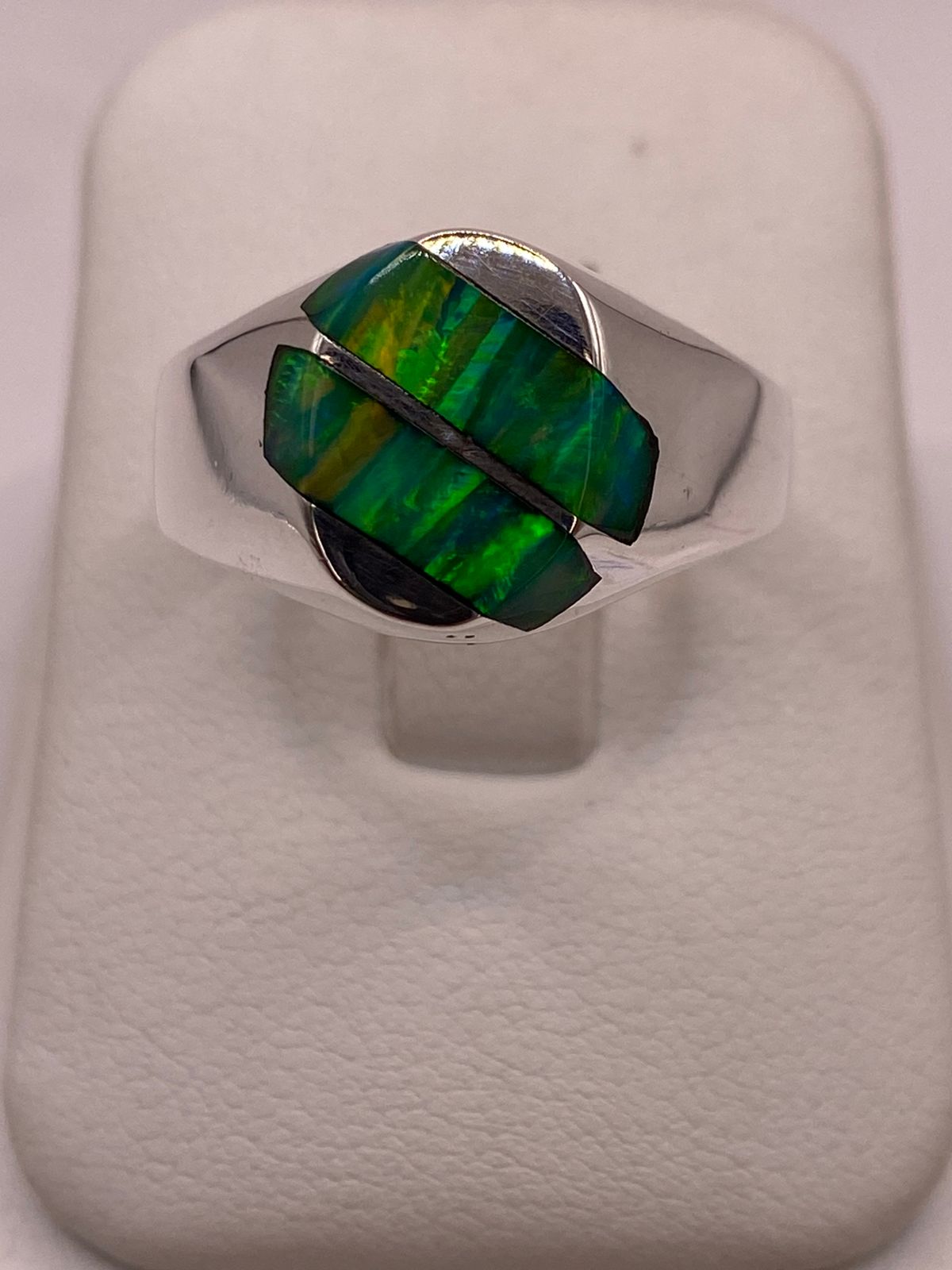 Anillo Plata Ley 950 con Ópalo de Fuego Verde Diseño Ovalado Dividido, vista de detalle