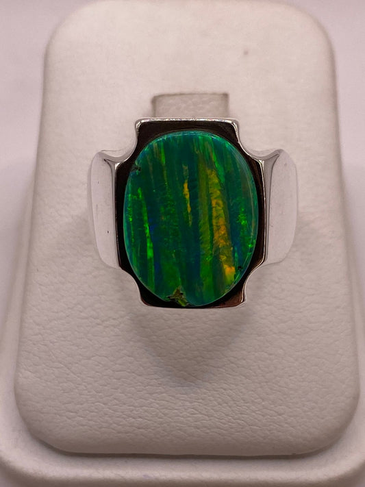 Anillo Plata Ley 950 con Ópalo de Fuego Diseño Contemporáneo en báscula mostrando peso