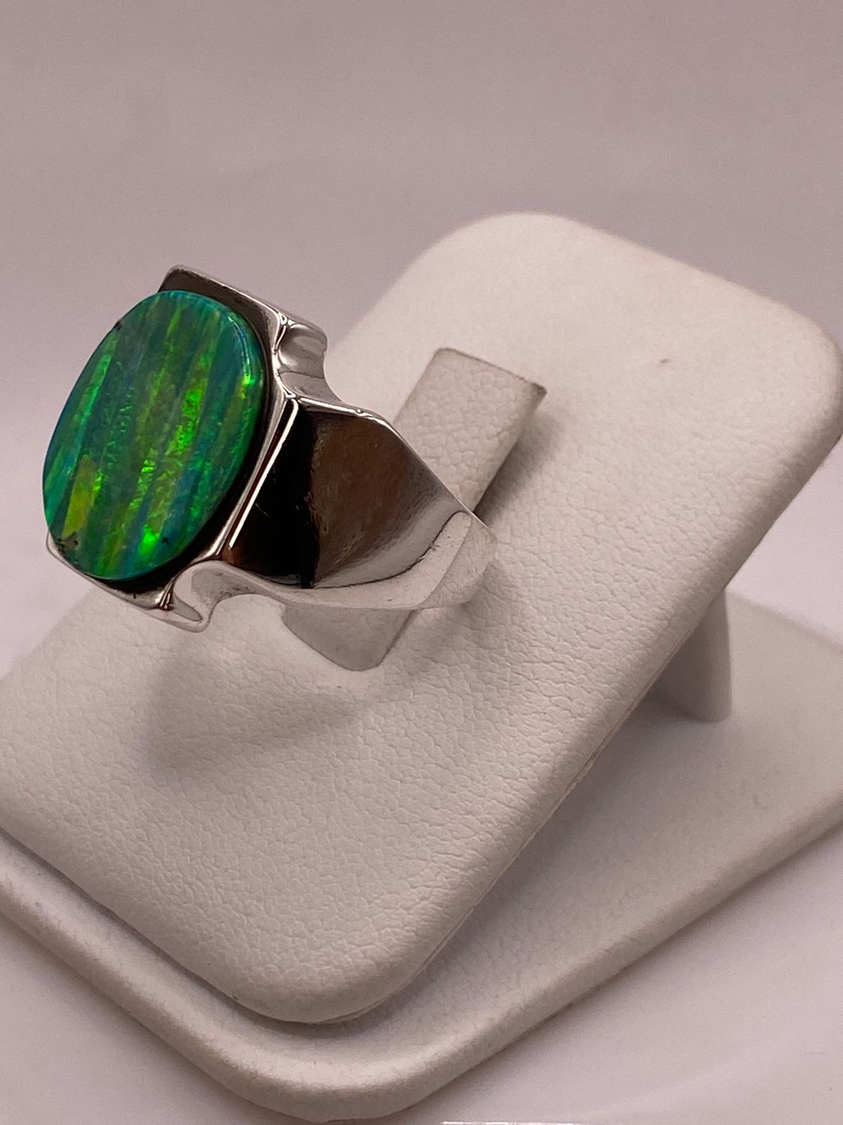Anillo Plata Ley 950 con Ópalo de Fuego Diseño Contemporáneo, vista lateral