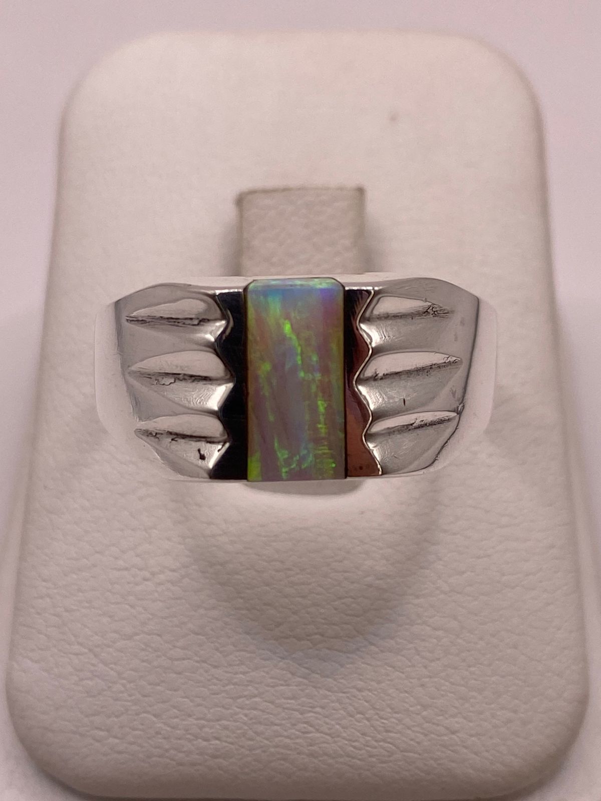 Anillo Plata Ley 950 con Ópalo de Fuego Verde Diseño Moderno con Incrustación, vista superior