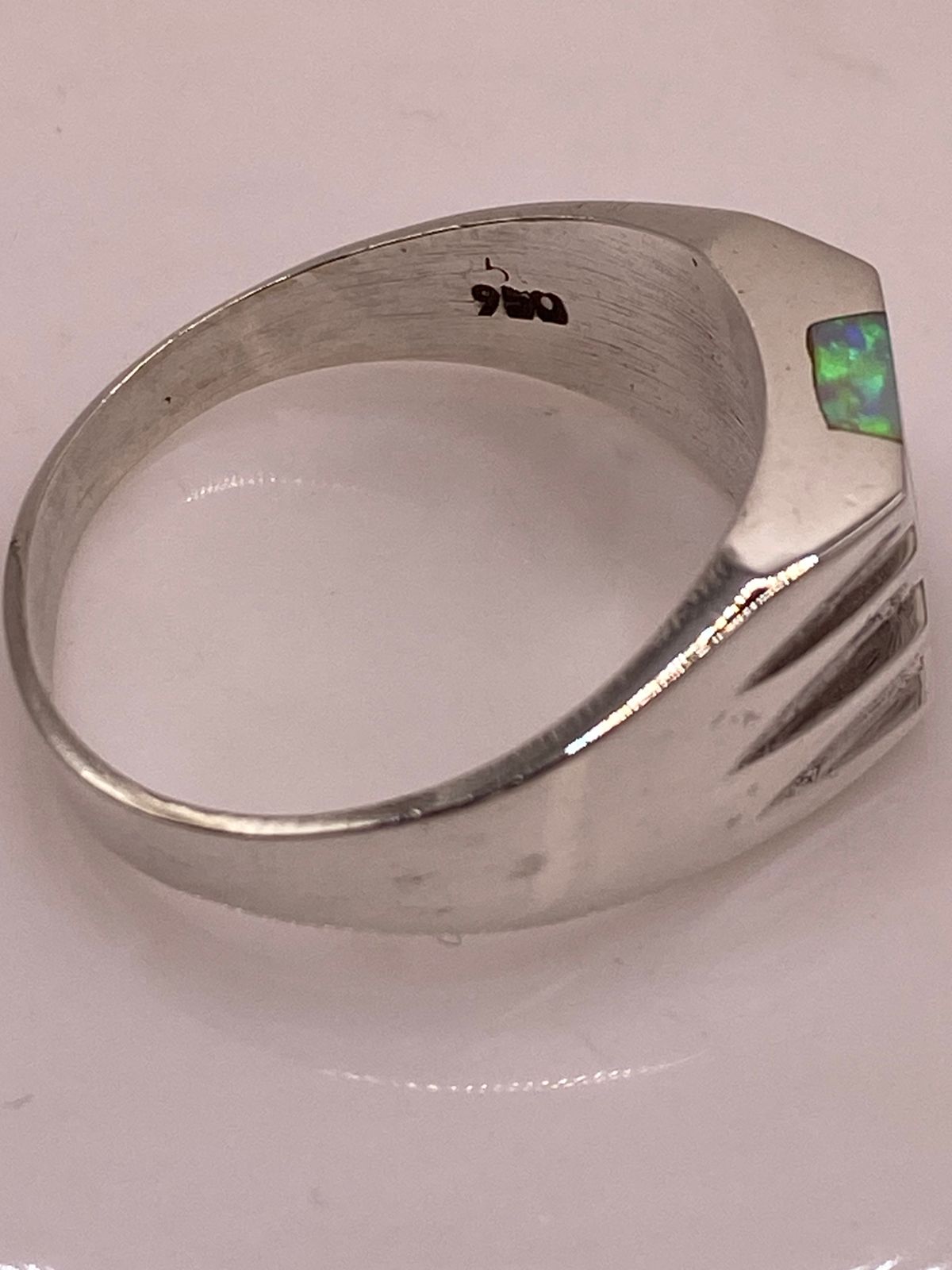 Anillo Plata Ley 950 con Ópalo de Fuego Verde Diseño Moderno con Incrustación, sello de autenticidad Plata Ley .925