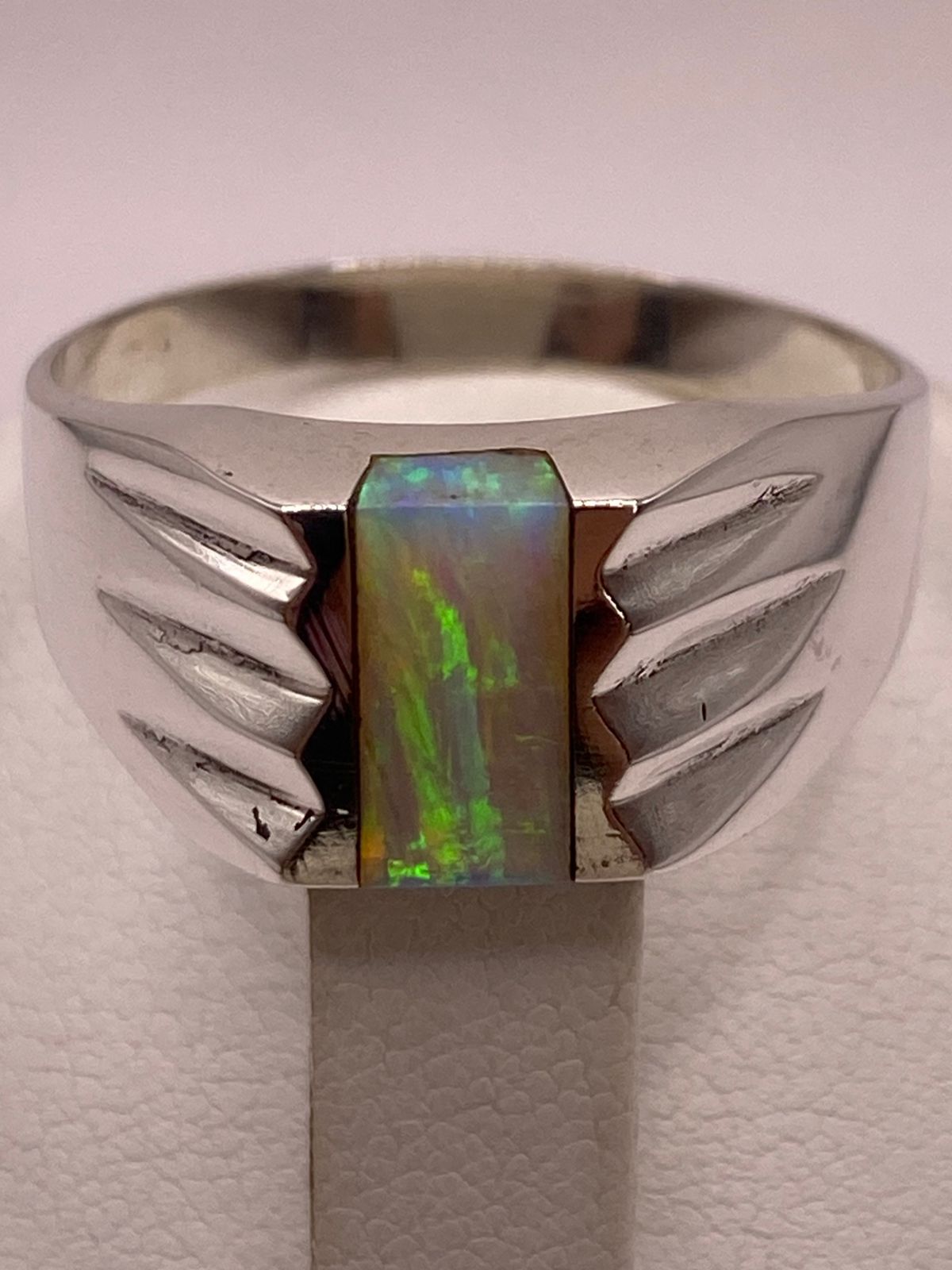 Anillo Plata Ley 950 con Ópalo de Fuego Verde Diseño Moderno con Incrustación, vista posterior