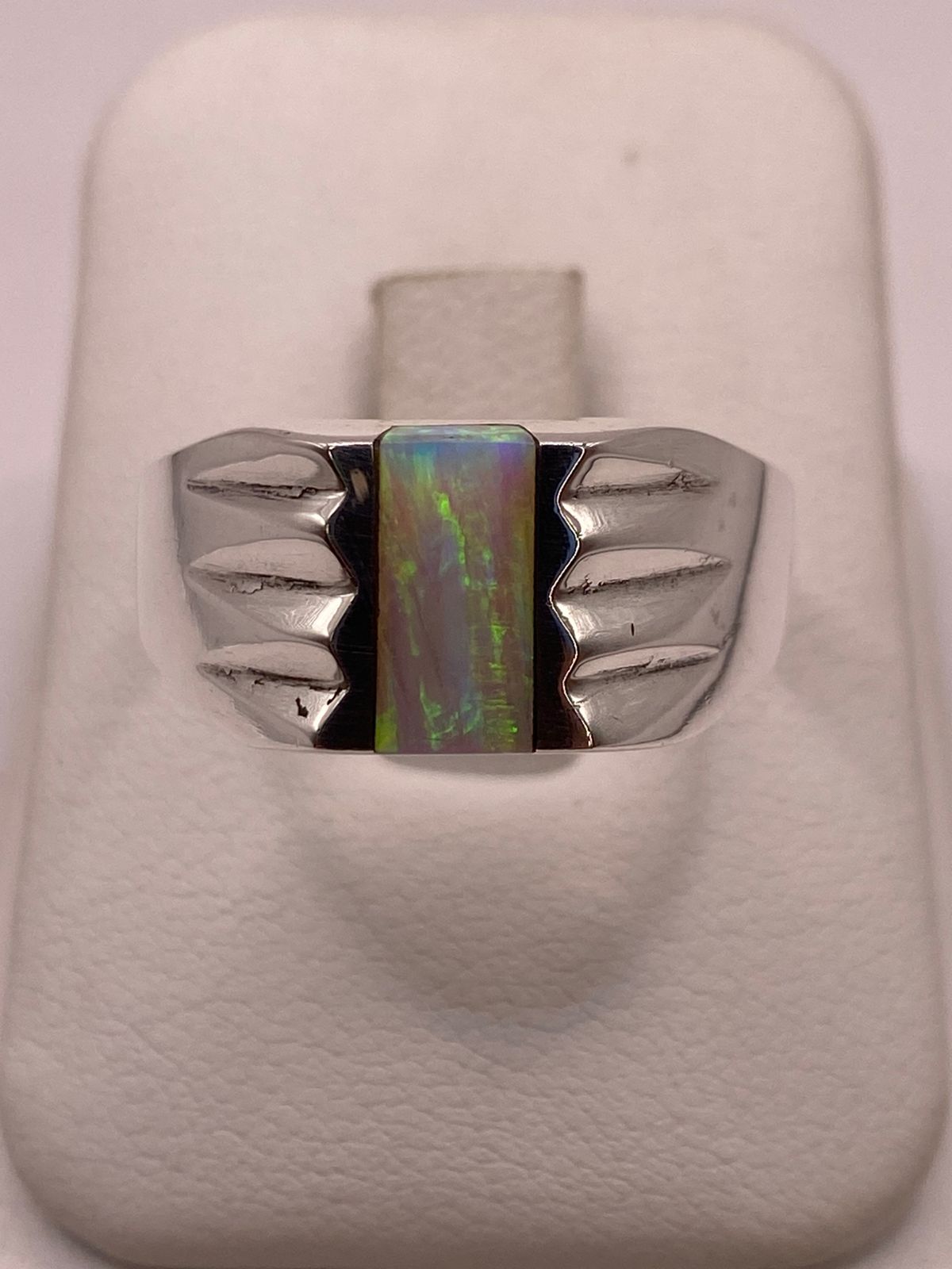 Anillo Plata Ley 950 con Ópalo de Fuego Verde Diseño Moderno con Incrustación — detalle de acabado
