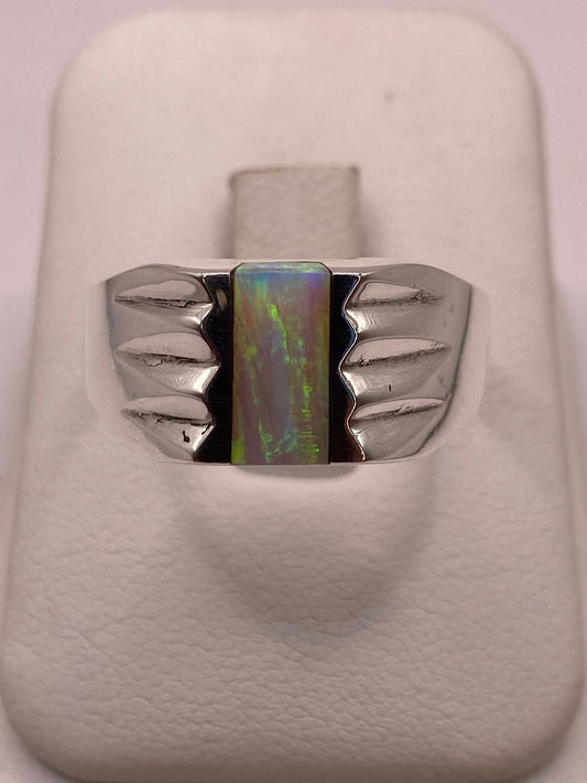 Anillo Plata Ley 950 con Ópalo de Fuego Verde Diseño Moderno con Incrustación — detalle de acabado