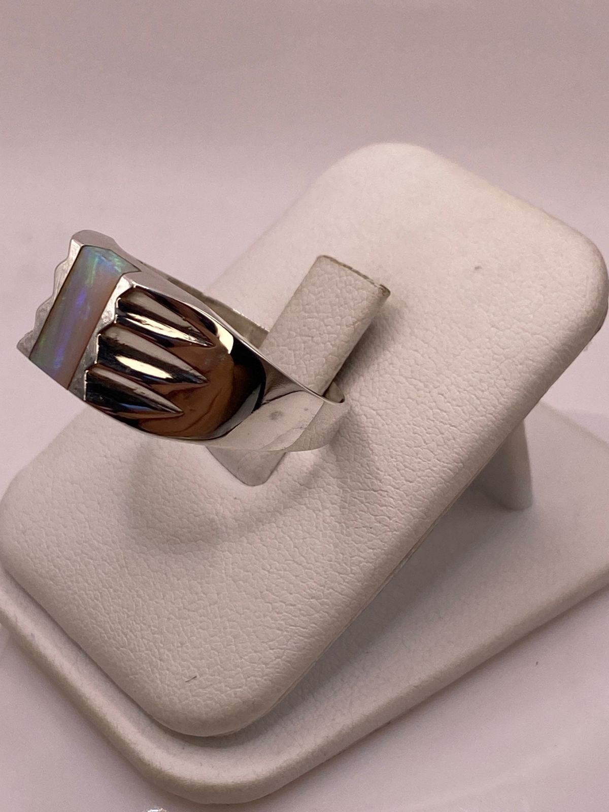 Anillo Plata Ley 950 con Ópalo de Fuego Verde Diseño Moderno con Incrustación, vista lateral