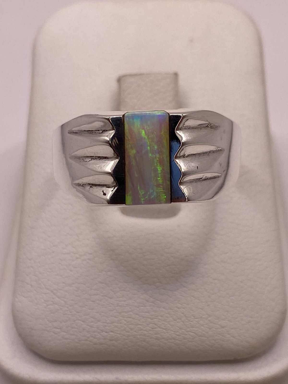 Anillo Plata Ley 950 con Ópalo de Fuego Verde Diseño Moderno con Incrustación, vista de detalle