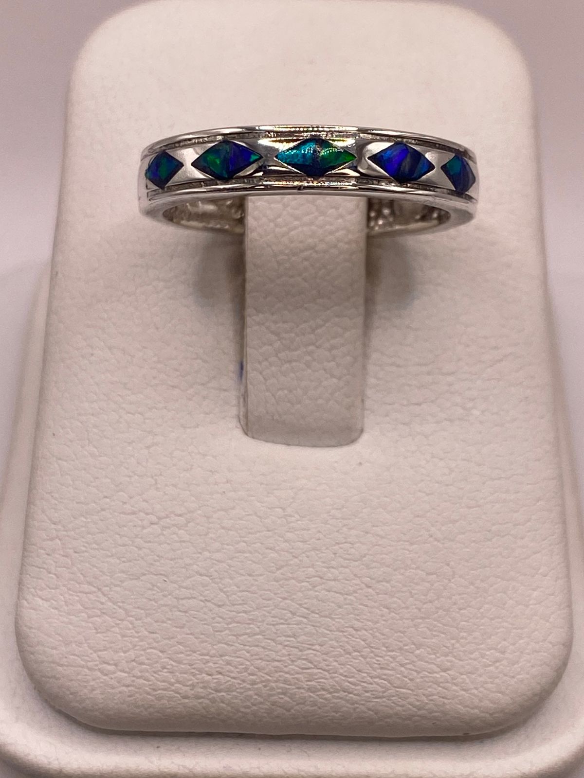 Anillo de Plata Ley 950 con Ópalo Multicolor en Figuras de Rombo, vista frontal