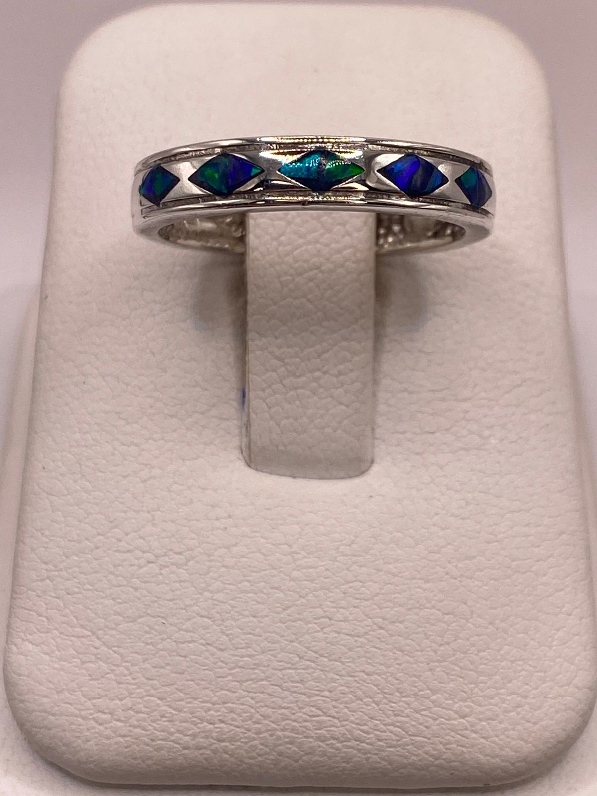 Anillo de Plata Ley 950 con Ópalo Multicolor en Figuras de Rombo, vista de detalle