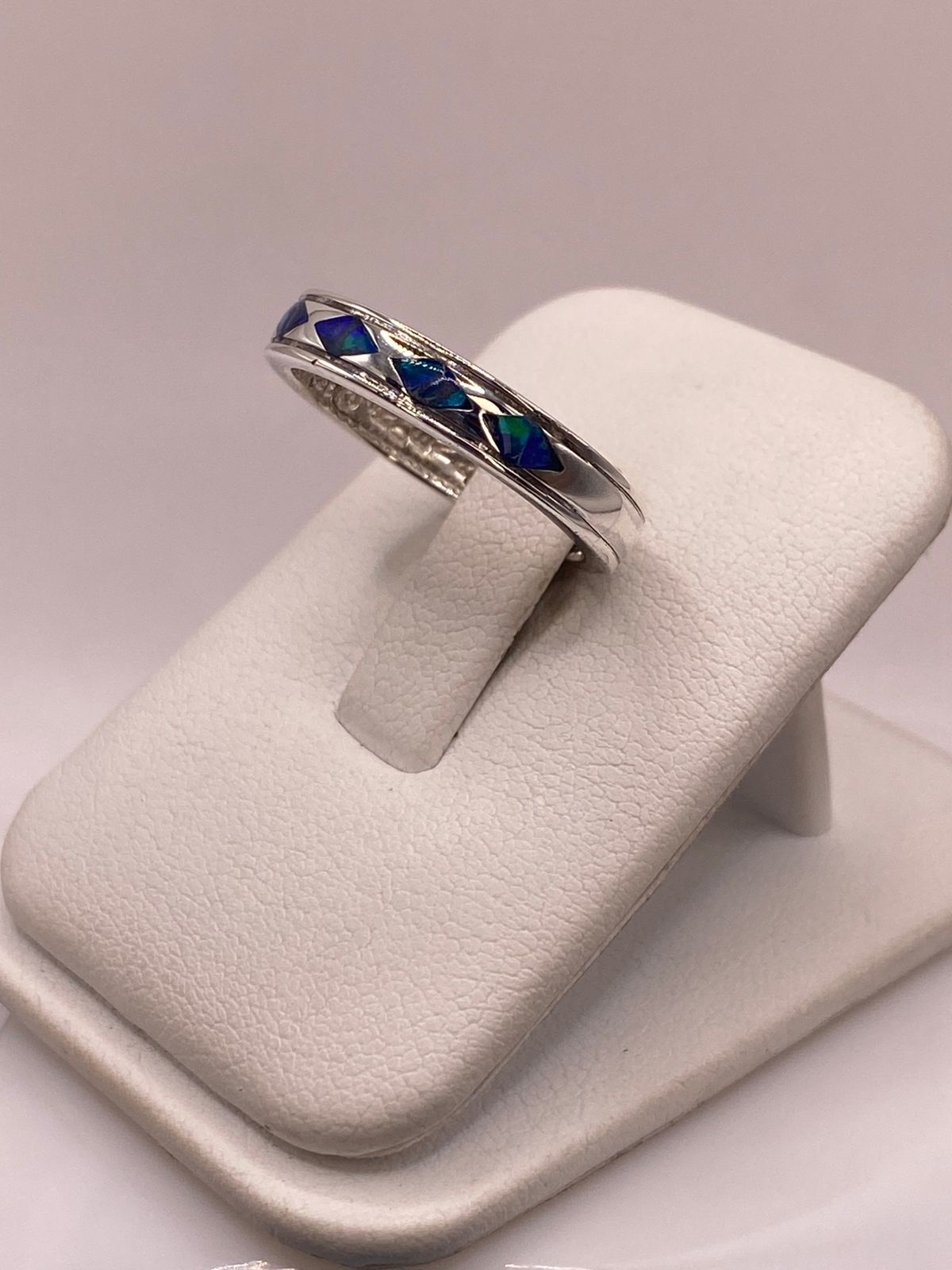 Anillo de Plata Ley 950 con Ópalo Multicolor en Figuras de Rombo, vista lateral