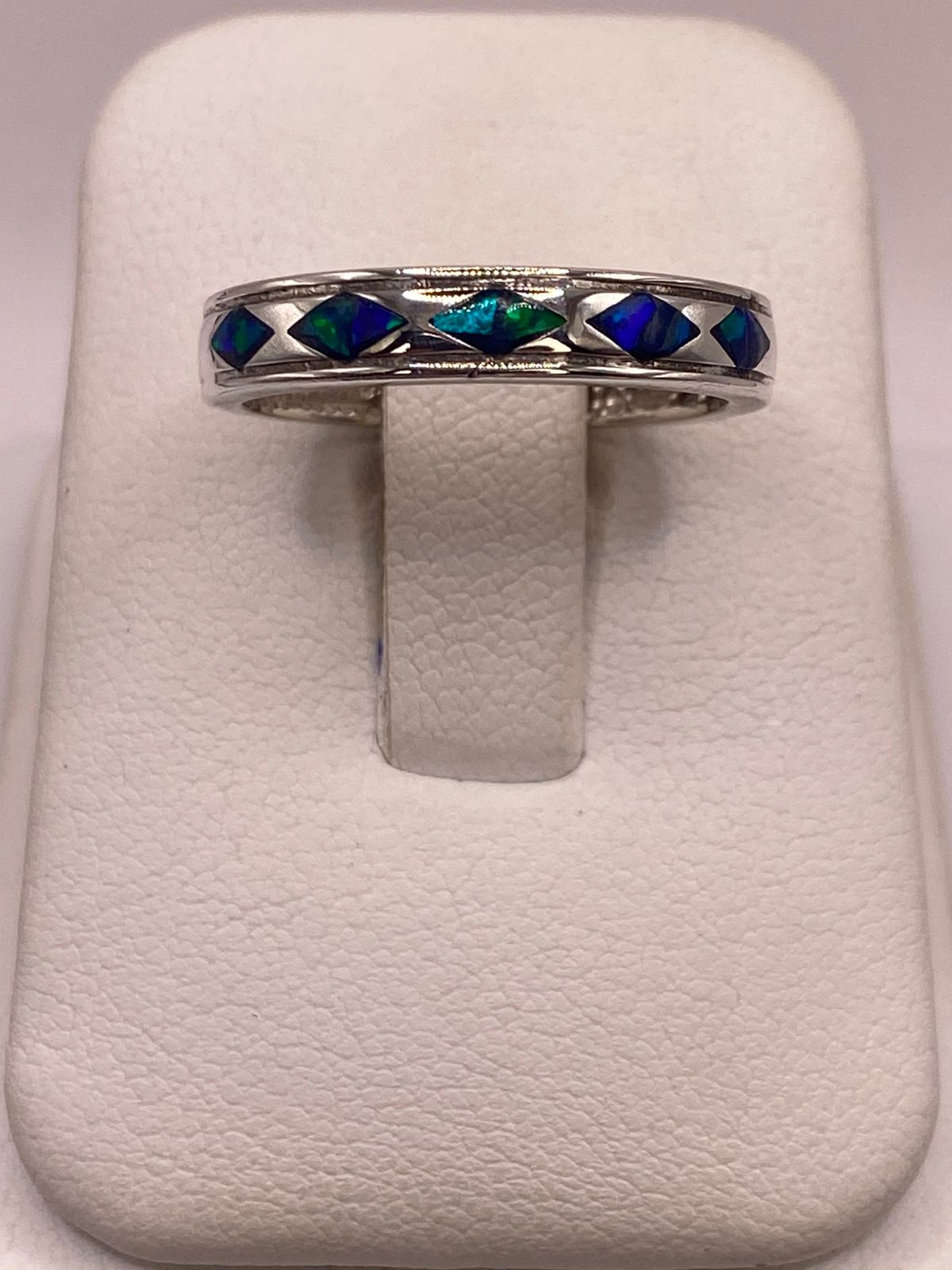 Anillo de Plata Ley 950 con Ópalo Multicolor en Figuras de Rombo en báscula mostrando peso