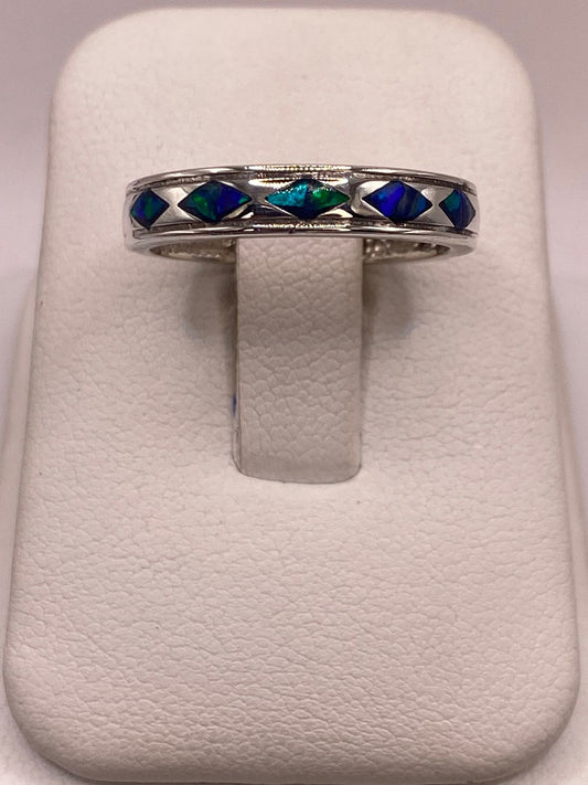 Anillo de Plata Ley 950 con Ópalo Multicolor en Figuras de Rombo en báscula mostrando peso