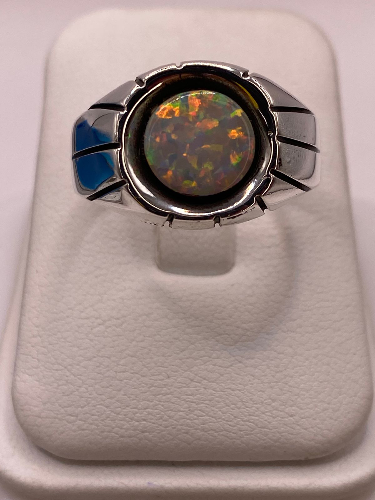 Anillo Plata Ley 950 con Piedra Ópalo de Fuego en báscula mostrando peso