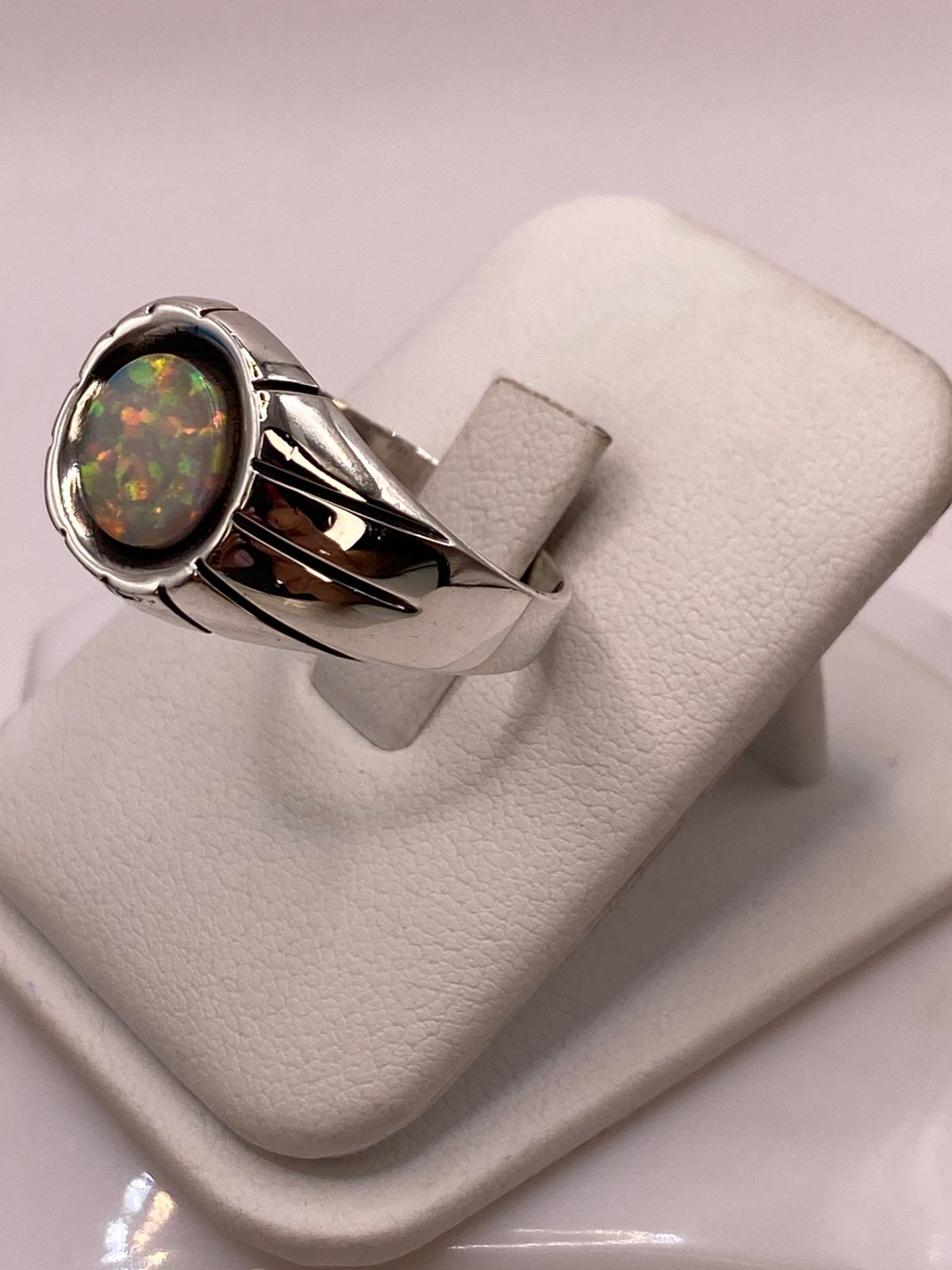 Anillo Plata Ley 950 con Piedra Ópalo de Fuego, vista de detalle
