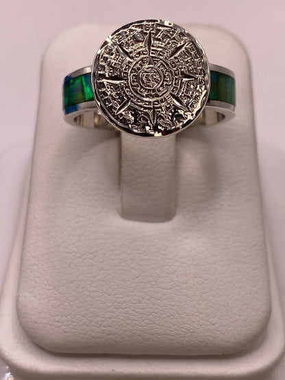 Anillo Plata Ley 950 con Piedra Ópalo de Fuego y Diseño de Calendario Azteca en báscula mostrando peso