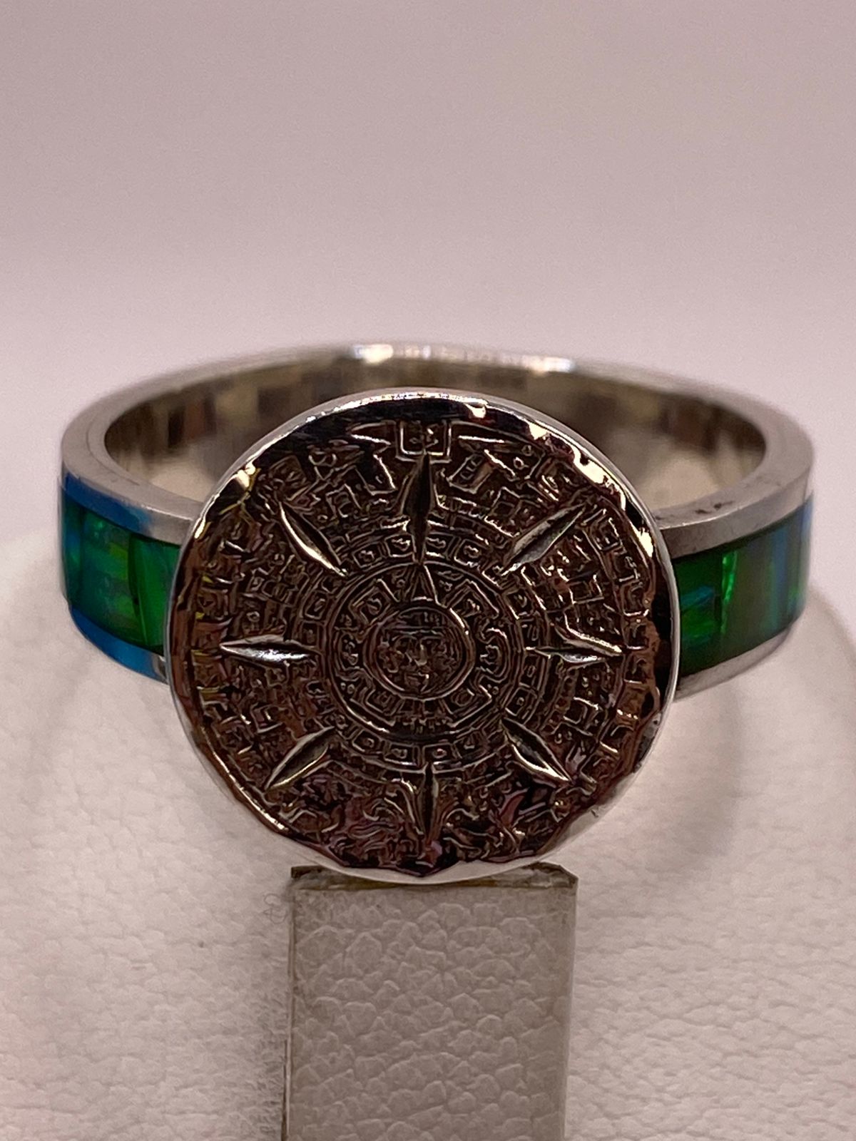 Anillo Plata Ley 950 con Piedra Ópalo de Fuego y Diseño de Calendario Azteca, vista superior