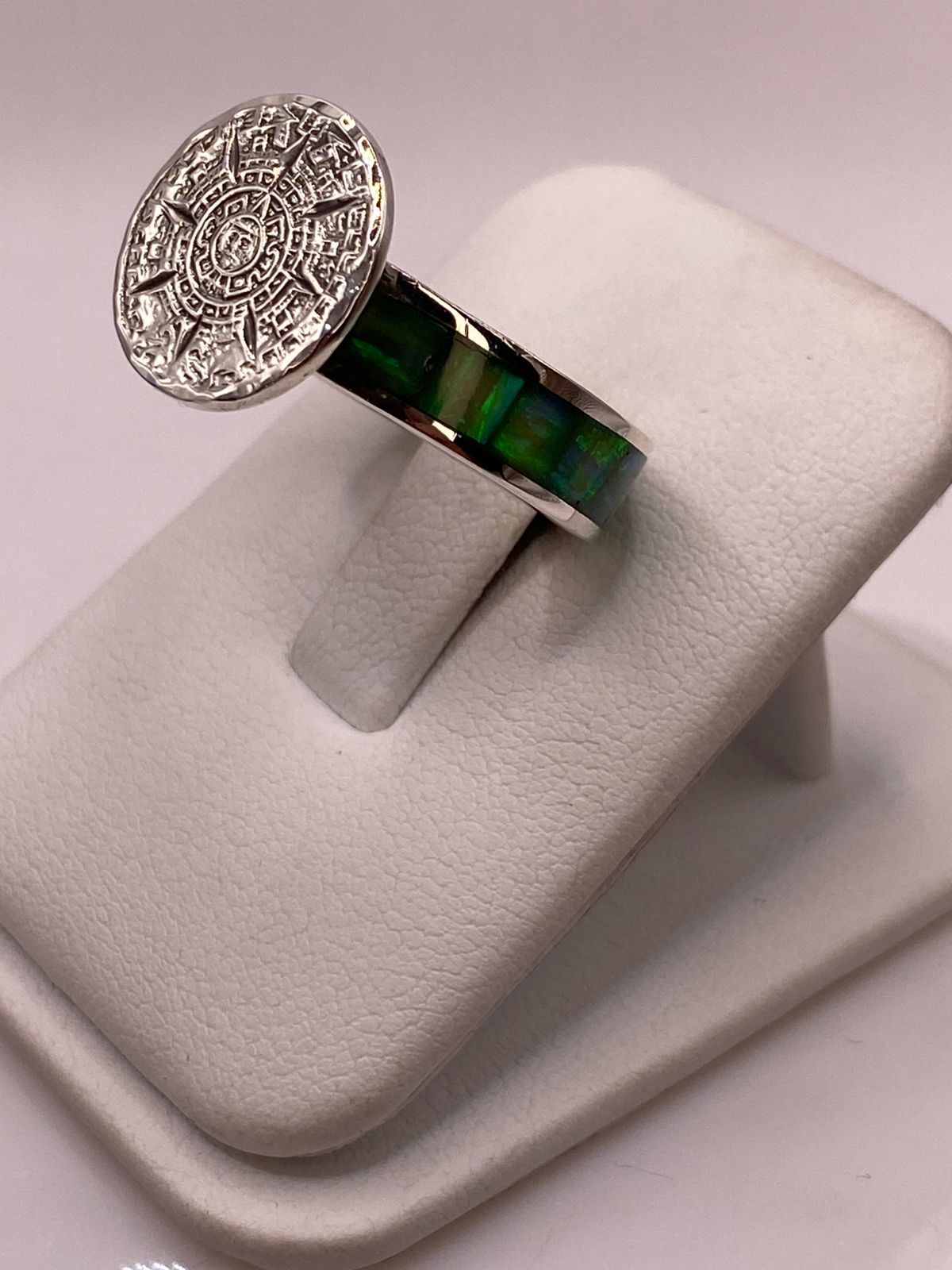 Anillo Plata Ley 950 con Piedra Ópalo de Fuego y Diseño de Calendario Azteca, vista frontal
