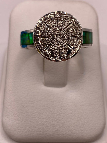 Anillo Plata Ley 950 con Piedra Ópalo de Fuego y Diseño de Calendario Azteca, vista lateral