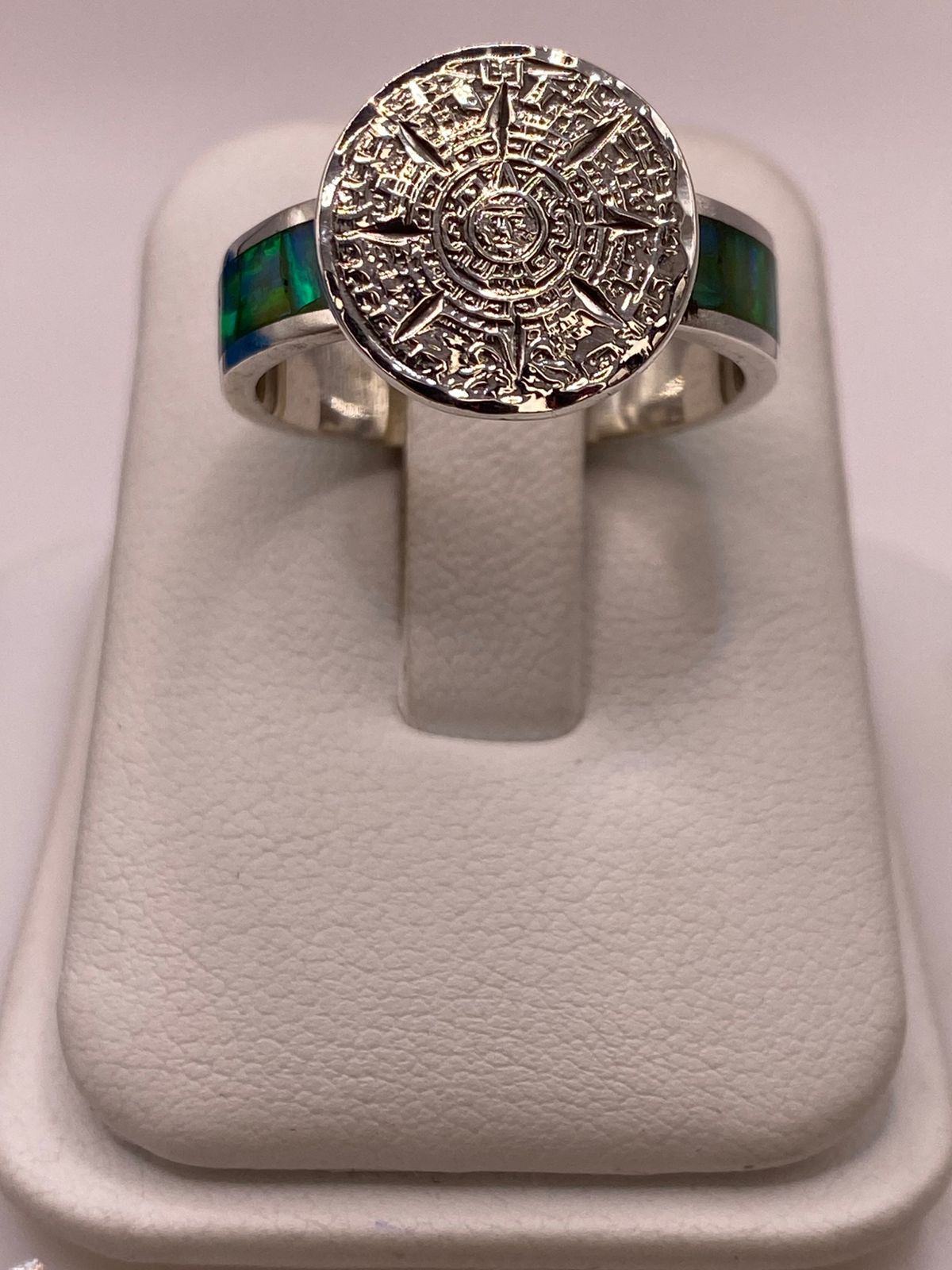 Anillo Plata Ley 950 con Piedra Ópalo de Fuego y Diseño de Calendario Azteca, vista de detalle