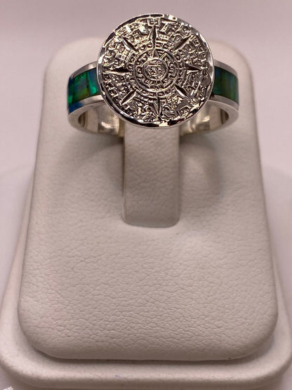 Anillo Plata Ley 950 con Piedra Ópalo de Fuego y Diseño de Calendario Azteca, vista de detalle