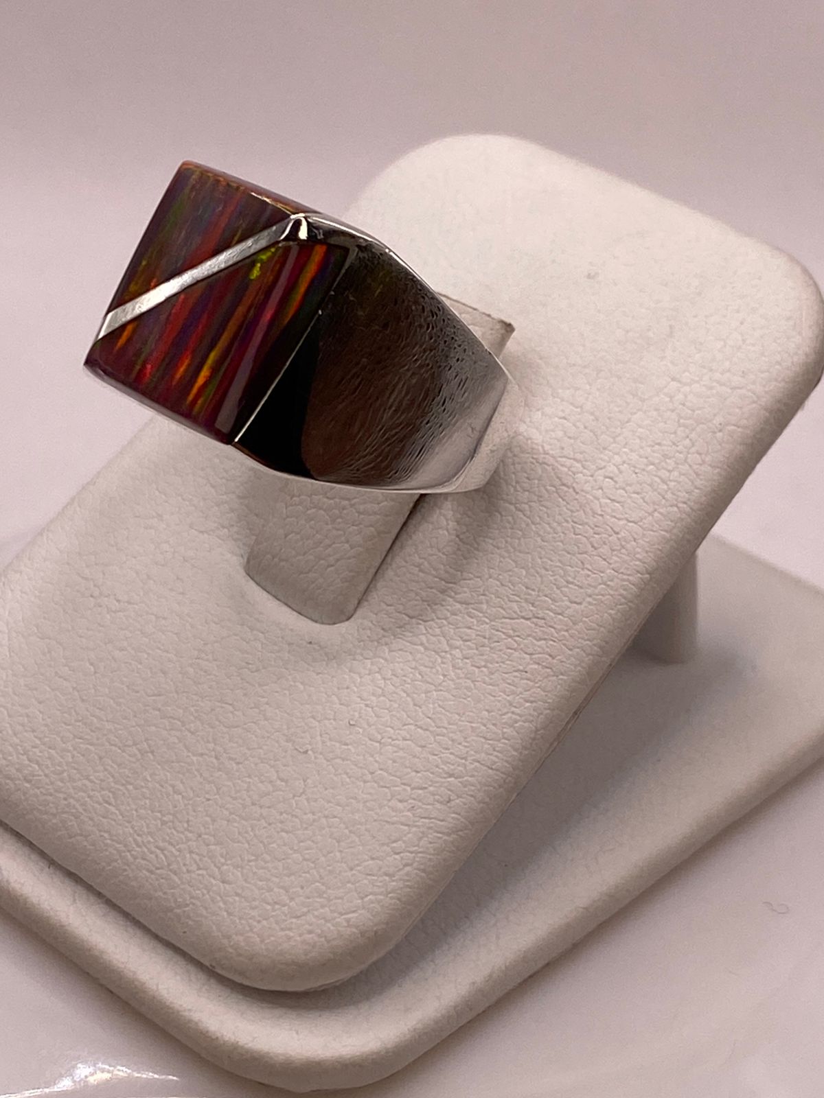 Anillo Plata Ley 925 Ópalo de Fueg Diseño Moderno con Incrustación Diagonal, vista lateral
