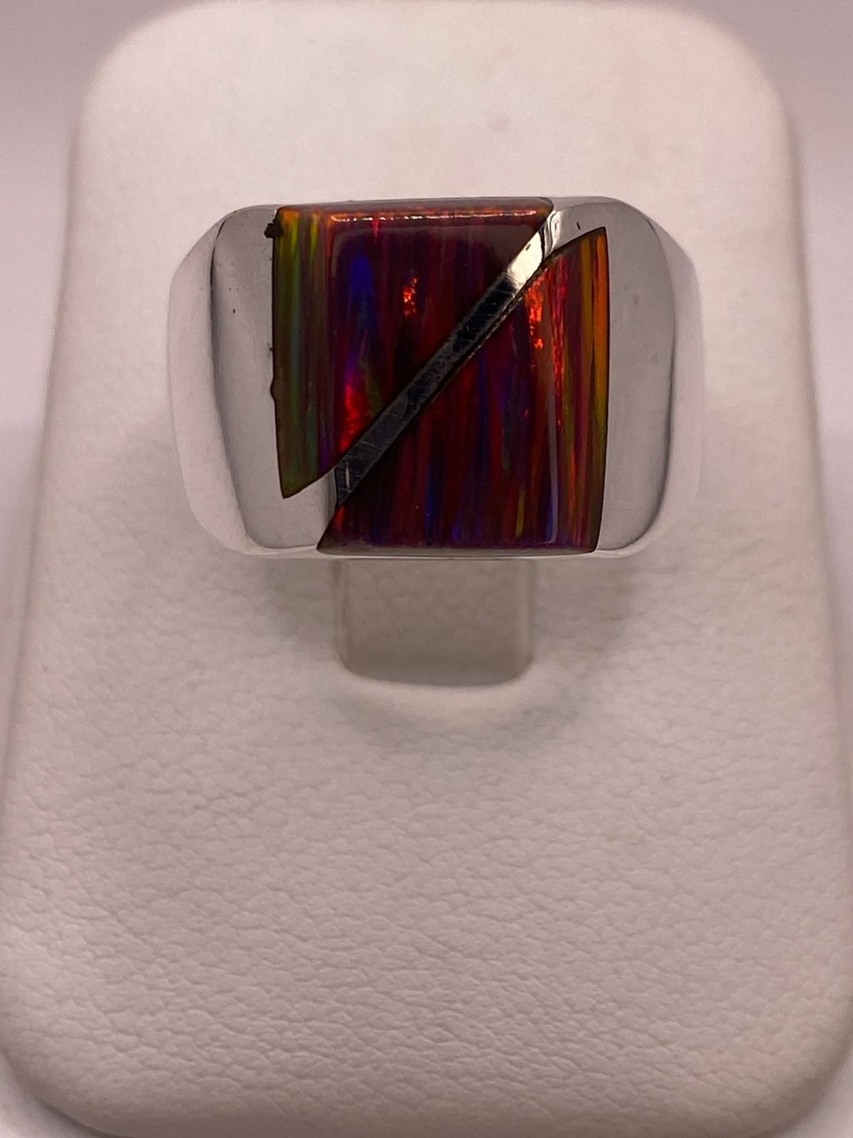 Anillo Plata Ley 925 Ópalo de Fueg Diseño Moderno con Incrustación Diagonal, vista superior
