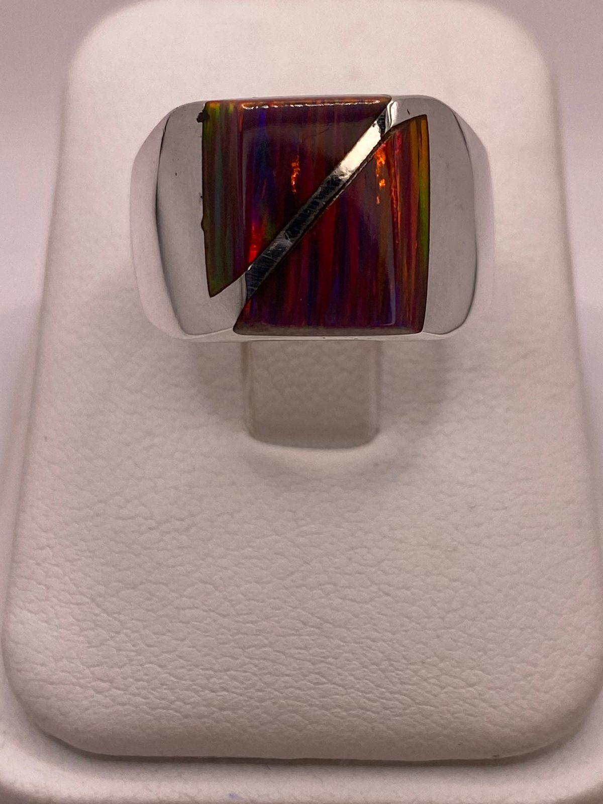 Anillo Plata Ley 925 Ópalo de Fueg Diseño Moderno con Incrustación Diagonal, vista posterior