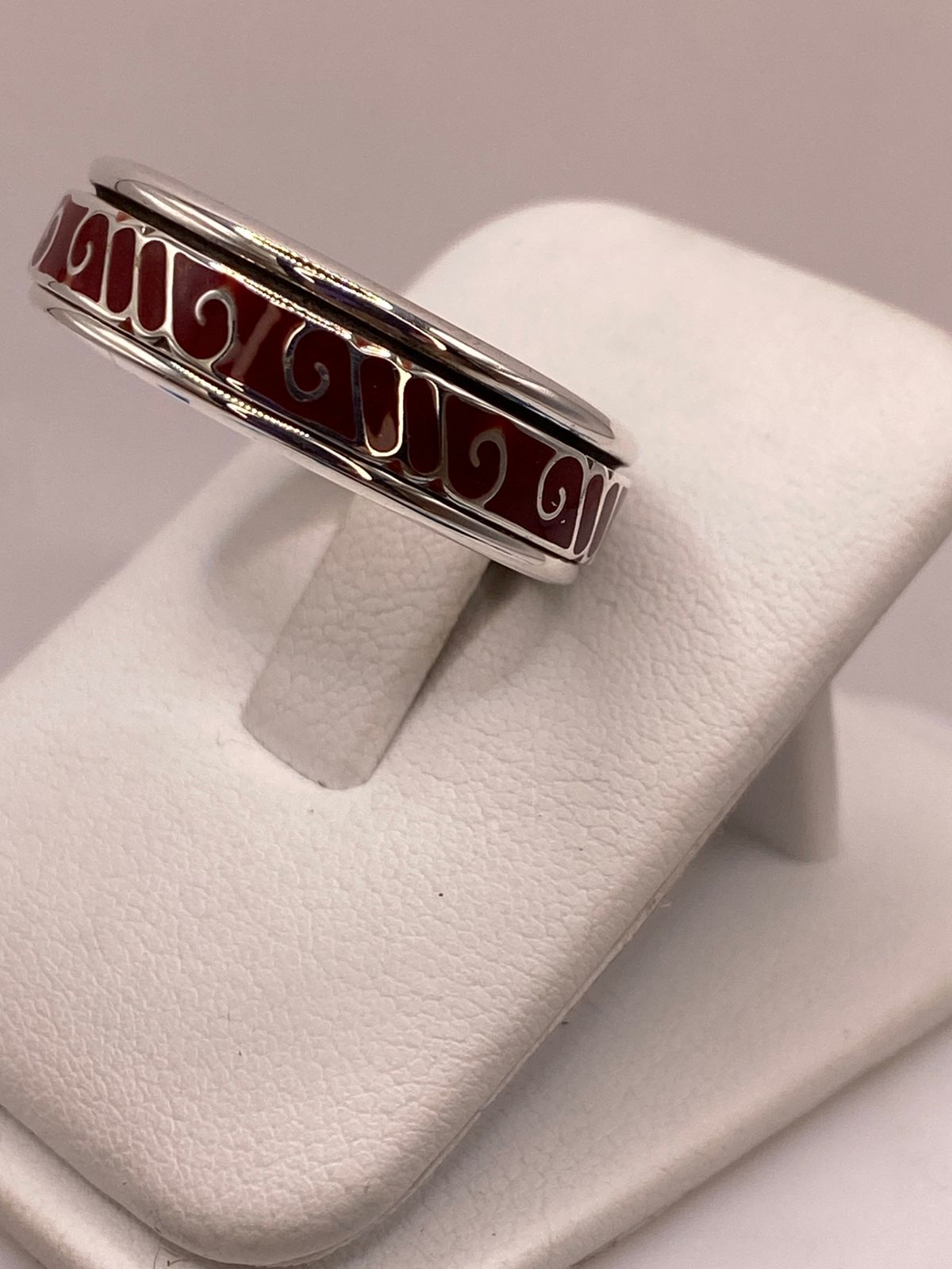 Anillo de Plata .925 con Coral Rojo – Diseño de Espirales Elegantes, vista frontal