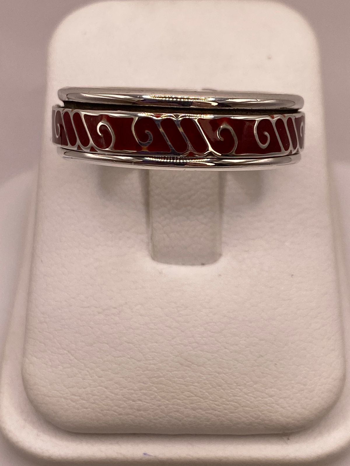 Anillo de Plata .925 con Coral Rojo – Diseño de Espirales Elegantes — ángulo diagonal