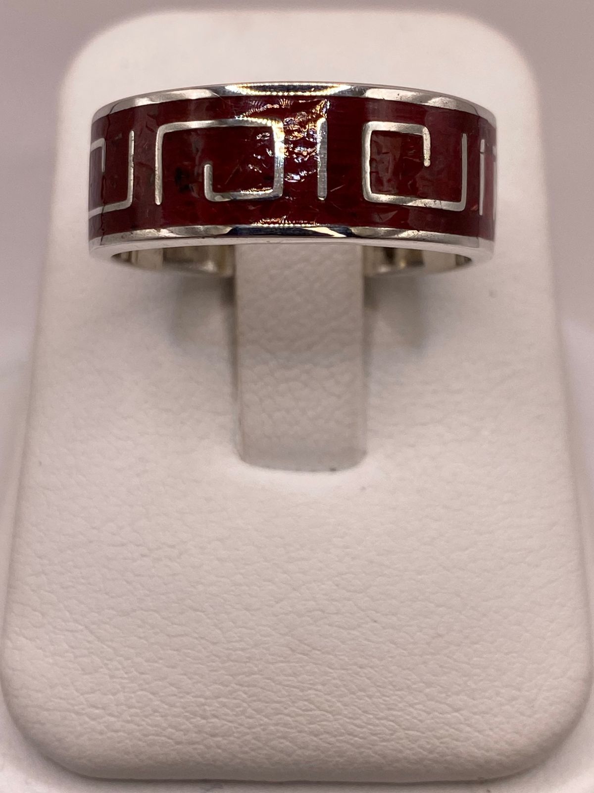 Anillo de Plata .925 con Coral Rojo – Diseño Geométrico Clásico — vista lateral