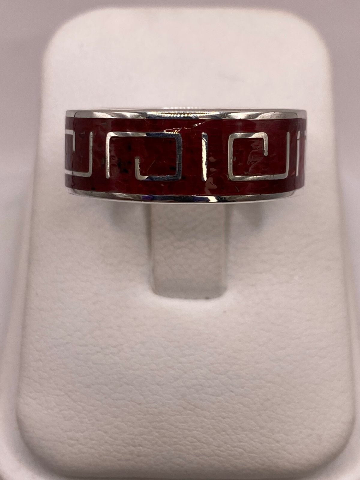 Anillo de Plata .925 con Coral Rojo – Diseño Geométrico Clásico, vista frontal