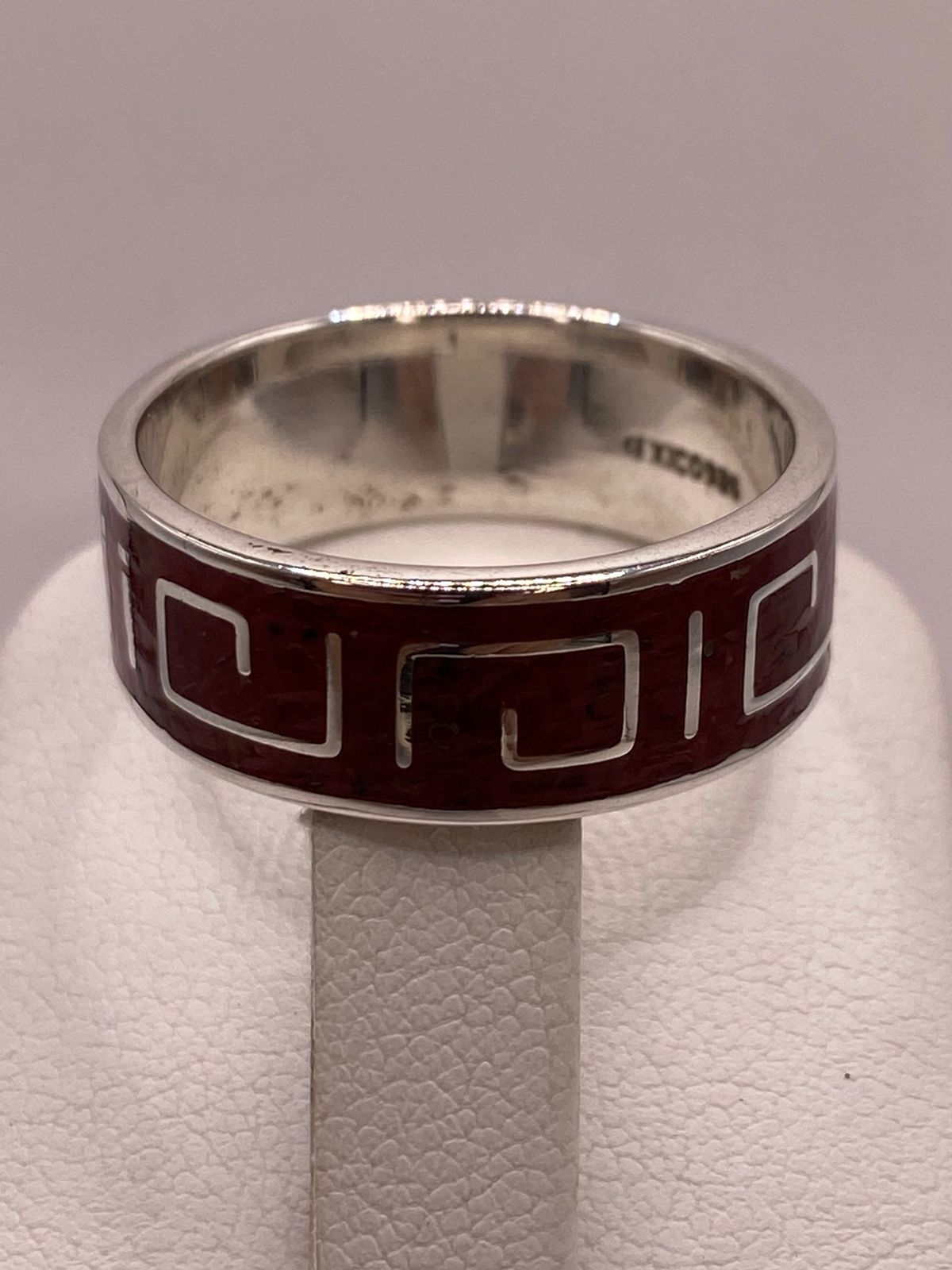 Anillo de Plata .925 con Coral Rojo – Diseño Geométrico Clásico, vista lateral