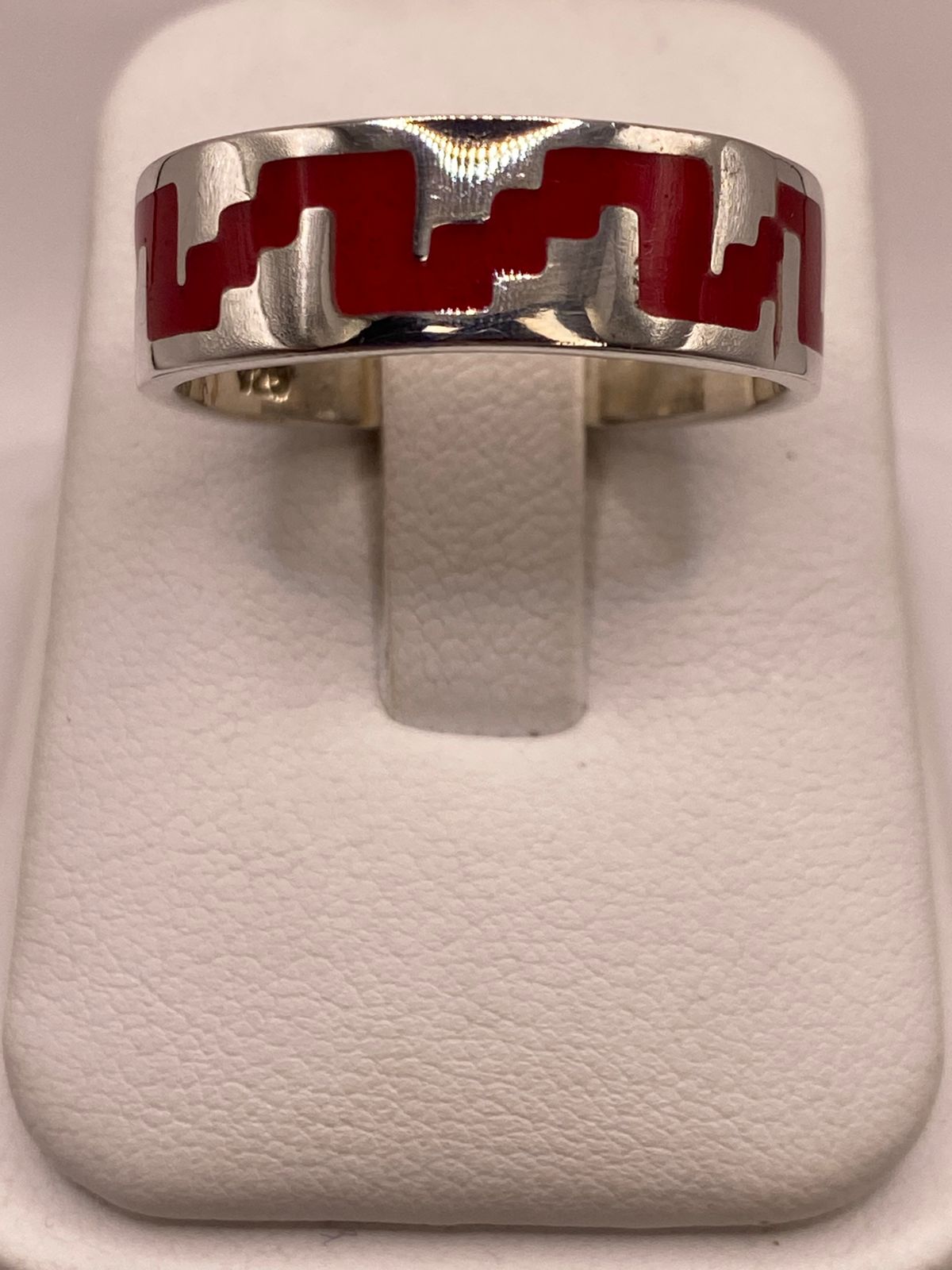 Anillo de Plata .925 con Coral Rojo – Diseño Geométrico Inspiración Prehispánica — ángulo diagonal