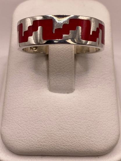 Anillo de Plata .925 con Coral Rojo – Diseño Geométrico Inspiración Prehispánica — ángulo diagonal