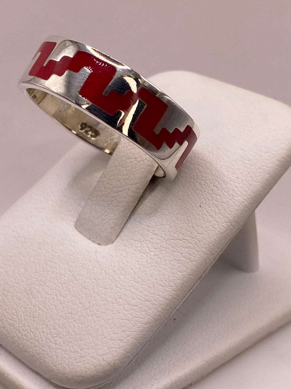 Anillo de Plata .925 con Coral Rojo – Diseño Geométrico Inspiración Prehispánica, vista frontal