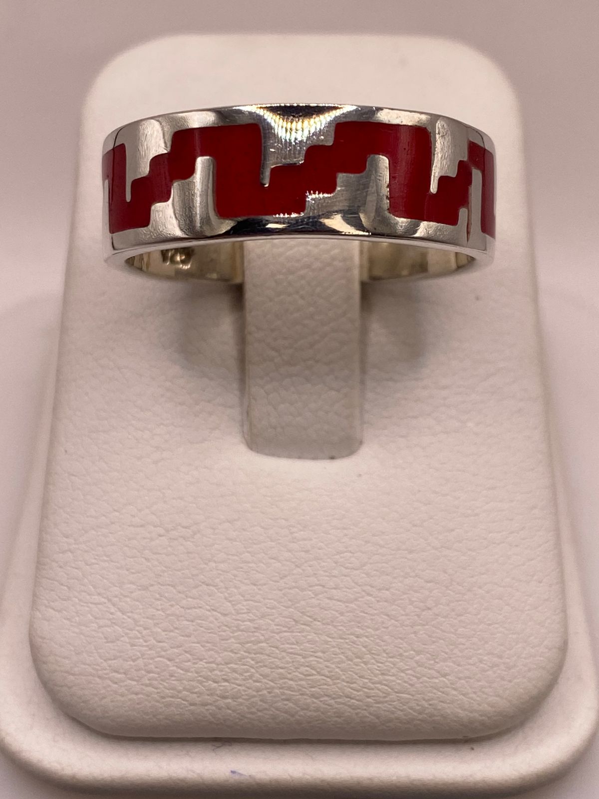Anillo de Plata .925 con Coral Rojo – Diseño Geométrico Inspiración Prehispánica, vista de detalle