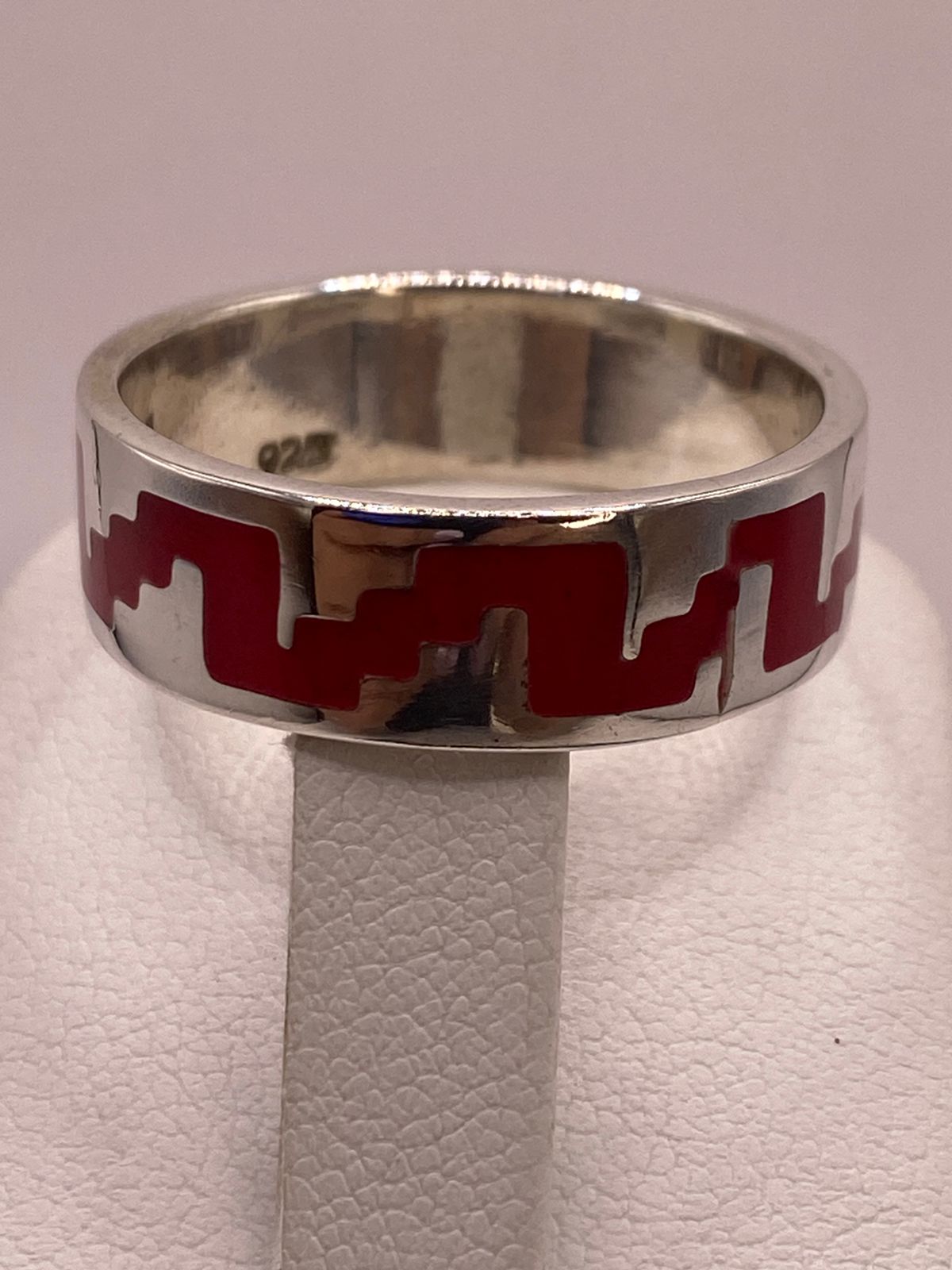 Anillo de Plata .925 con Coral Rojo – Diseño Geométrico Inspiración Prehispánica, sello de autenticidad Plata Ley .925