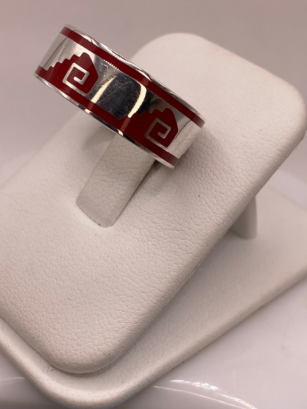 Anillo de Plata .925 con Coral Rojo – Diseño Geométrico Tradicional, vista frontal