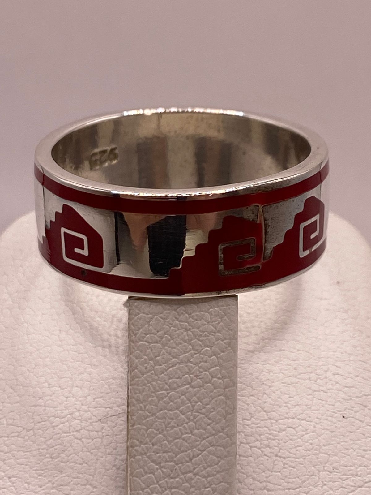 Anillo de Plata .925 con Coral Rojo – Diseño Geométrico Tradicional, sello de autenticidad Plata Ley .925