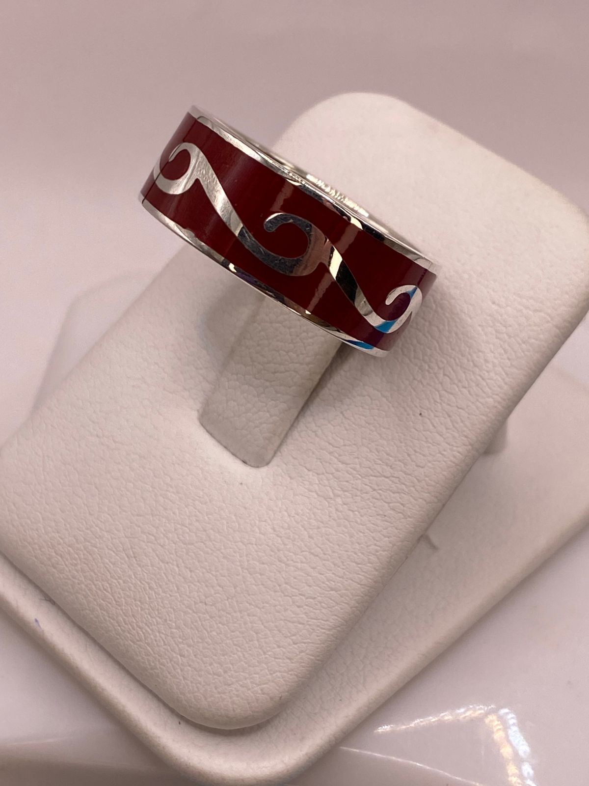 Anillo de Plata .925 con Coral Rojo – Diseño Ondas Elegantes, vista frontal